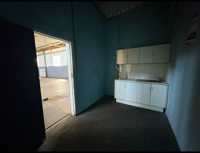 360M² WAREHOUSE TO LET IN INDUSTRIA NORTH